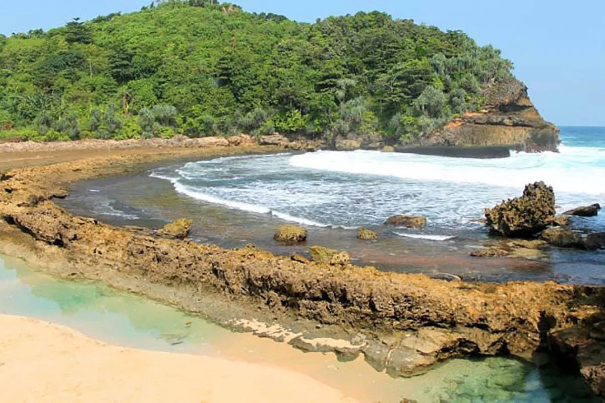 Pantai Batubengkung yang terletak di Desa Gajahrejo, Kecamatan Gedangan, Kabupaten Malang, Jawa Timur. Foto: Prokopim Setda Kabupaten Malang.