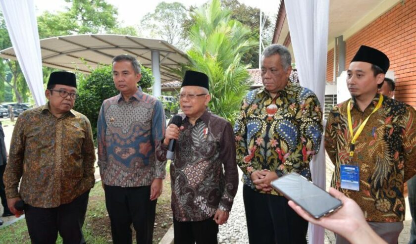 Ma'ruf Amin Wakil Presiden memberikan keterangan kepada wartawan di Depok, Jawa Barat, Selasa (5/12/2023). Foto; BPMI Setwapres