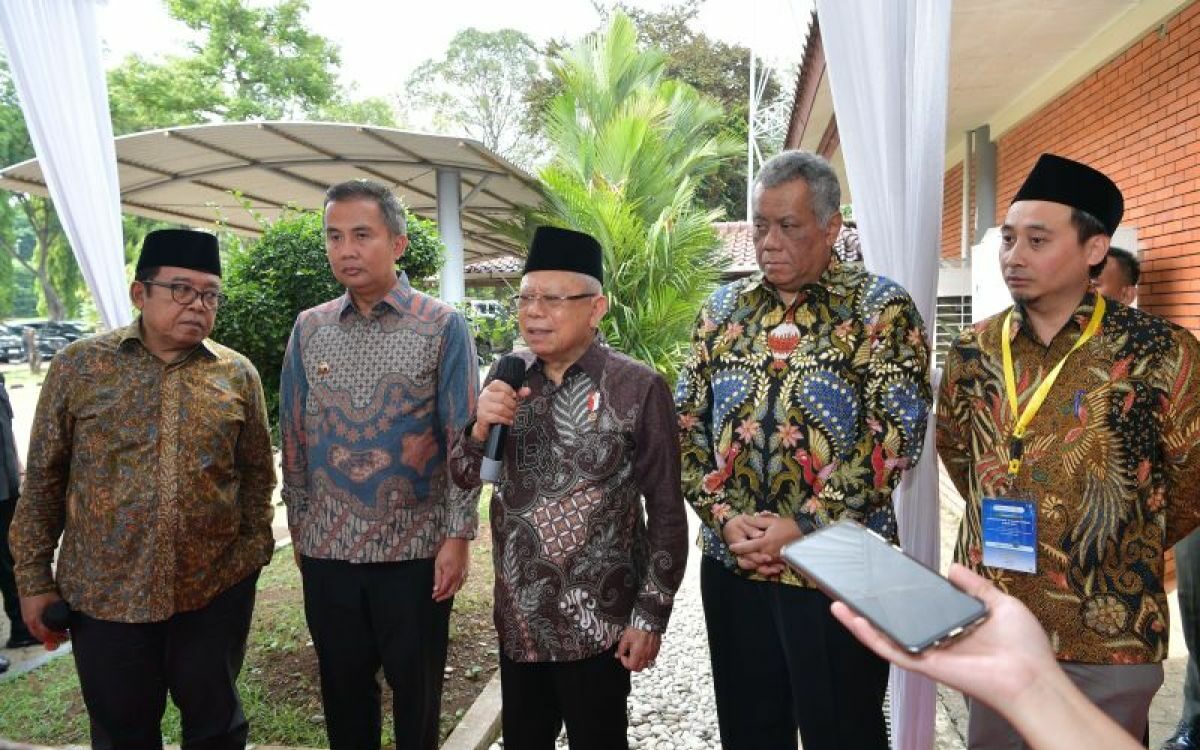 Ma'ruf Amin Wakil Presiden memberikan keterangan kepada wartawan di Depok, Jawa Barat, Selasa (5/12/2023). Foto; BPMI Setwapres