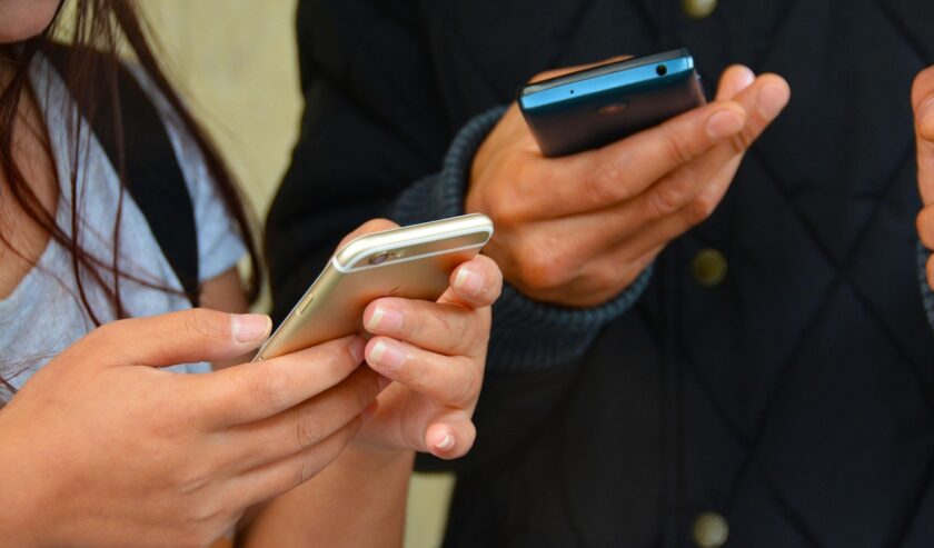 Ilustrasi - Penggunaan ponsel secara berlebihan dapat meningkatkan risiko stres. Foto: Pixabay