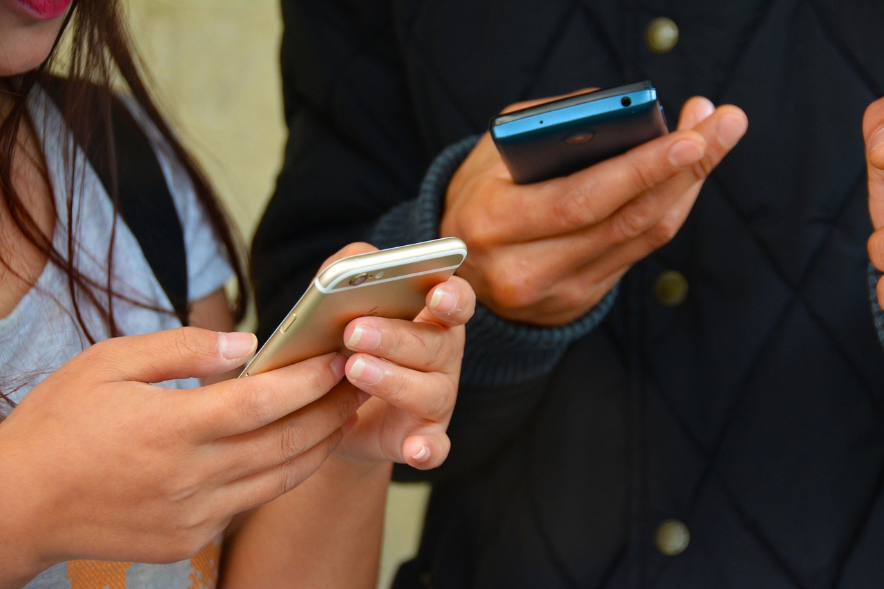 Ilustrasi - Penggunaan ponsel secara berlebihan dapat meningkatkan risiko stres. Foto: Pixabay