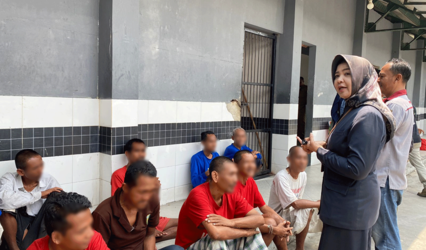 Anna Fajriatin Kepala Dinas Sosial Kota Surabaya berkomunikasi dengan ODGJ binaan Liponsos Keputih sebelum sosialisasi soal Pemilu oleh KPU, Selasa (19/12/2023). Foto: Meilita suarasurabaya.net