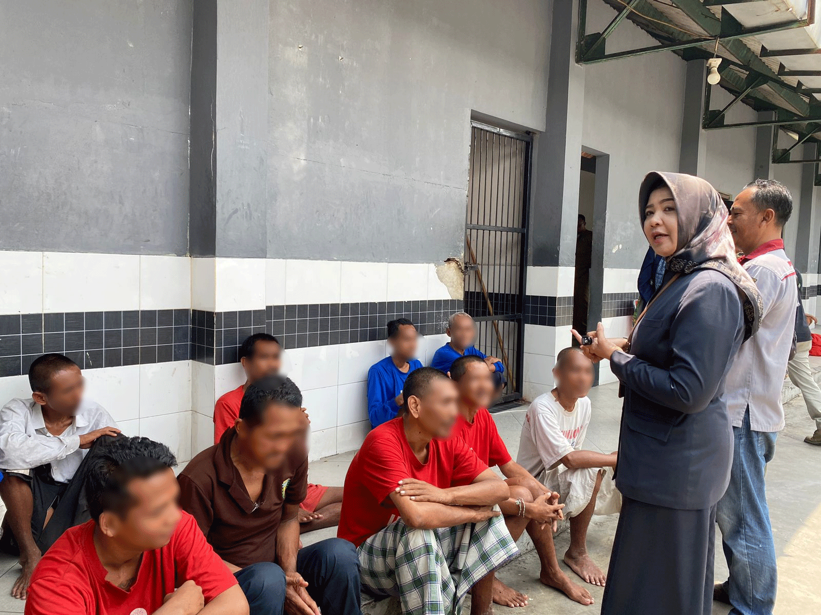 Anna Fajriatin Kepala Dinas Sosial Kota Surabaya berkomunikasi dengan ODGJ binaan Liponsos Keputih sebelum sosialisasi soal Pemilu oleh KPU, Selasa (19/12/2023). Foto: Meilita suarasurabaya.net