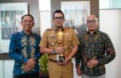 M Ali Kuncoro (tengah) Pj Wali Kota Mojokerto memegang penghargaan bergengsi dengan predikat sebagai Kota Terinovatif dalam Inovative Government Award (IGA) tahun 2023, Selasa (12/12/2023). Foto: Pemkot Mojokerto