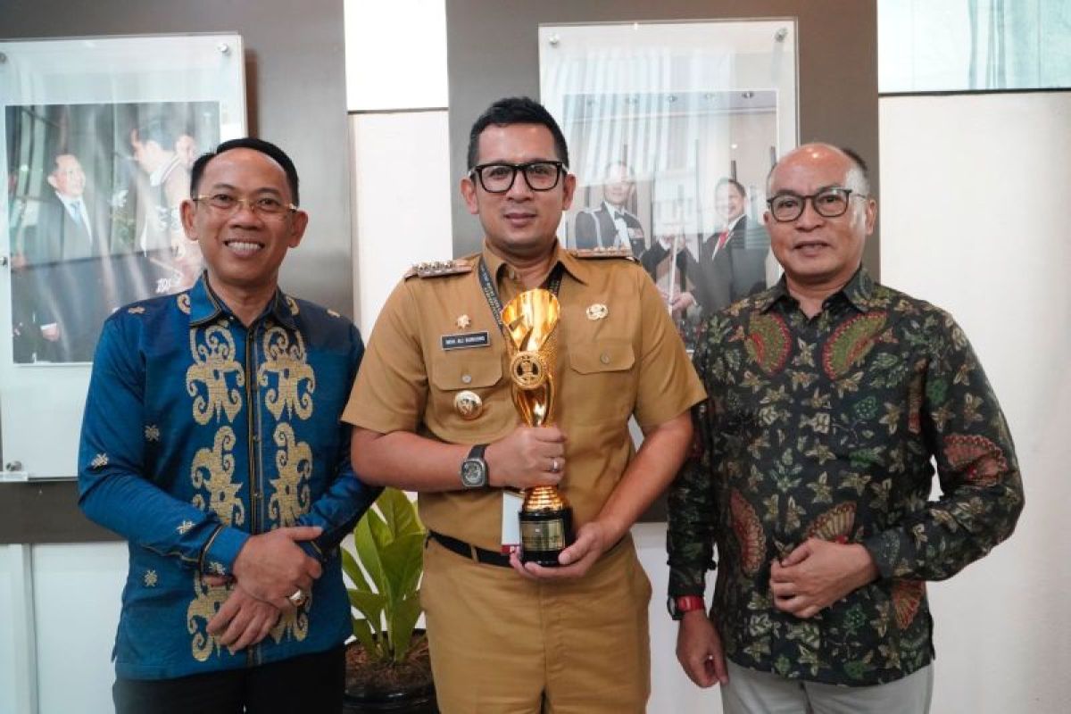 M Ali Kuncoro (tengah) Pj Wali Kota Mojokerto memegang penghargaan bergengsi dengan predikat sebagai Kota Terinovatif dalam Inovative Government Award (IGA) tahun 2023, Selasa (12/12/2023). Foto: Pemkot Mojokerto