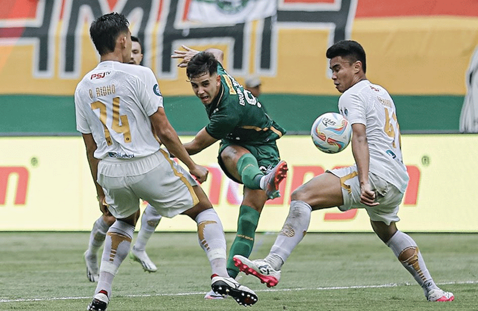 Bruno Moreira melesakkan tendangan yang gagal dibendung para pemain Persija dalam pertandingan laga ke-22 Liga 1 di Stadion Gelora Bung Tomo, Sabtu (9/12/2023). Foto: Persebaya