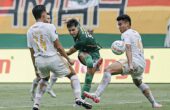 Bruno Moreira melesakkan tendangan yang gagal dibendung para pemain Persija dalam pertandingan laga ke-22 Liga 1 di Stadion Gelora Bung Tomo, Sabtu (9/12/2023). Foto: Persebaya