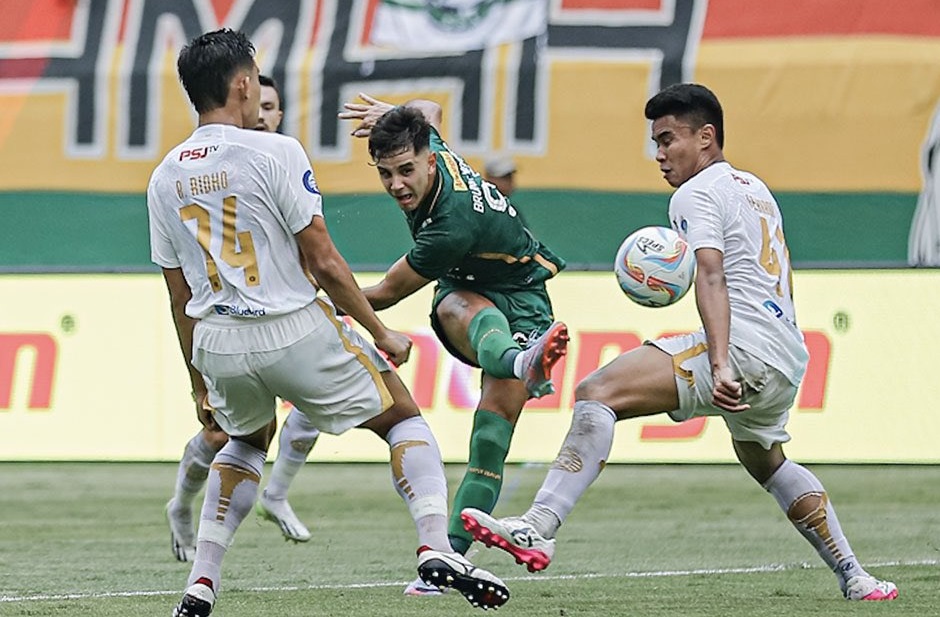 Bruno Moreira melesakkan tendangan yang gagal dibendung para pemain Persija dalam pertandingan laga ke-22 Liga 1 di Stadion Gelora Bung Tomo, Sabtu (9/12/2023). Foto: Persebaya