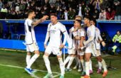 Lucas Vazquez (tengah) Penyerang Real Madrid merayakan gol bersama rekan-rekan setimnya pada pertandingan Liga Spanyol melawan Alaves yang dimainkan di Stadion Mendizorroza, Vitoria, Kamis (21/12/2023). Foto: AFP