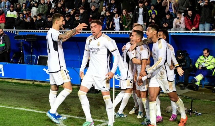 Lucas Vazquez (tengah) Penyerang Real Madrid merayakan gol bersama rekan-rekan setimnya pada pertandingan Liga Spanyol melawan Alaves yang dimainkan di Stadion Mendizorroza, Vitoria, Kamis (21/12/2023). Foto: AFP