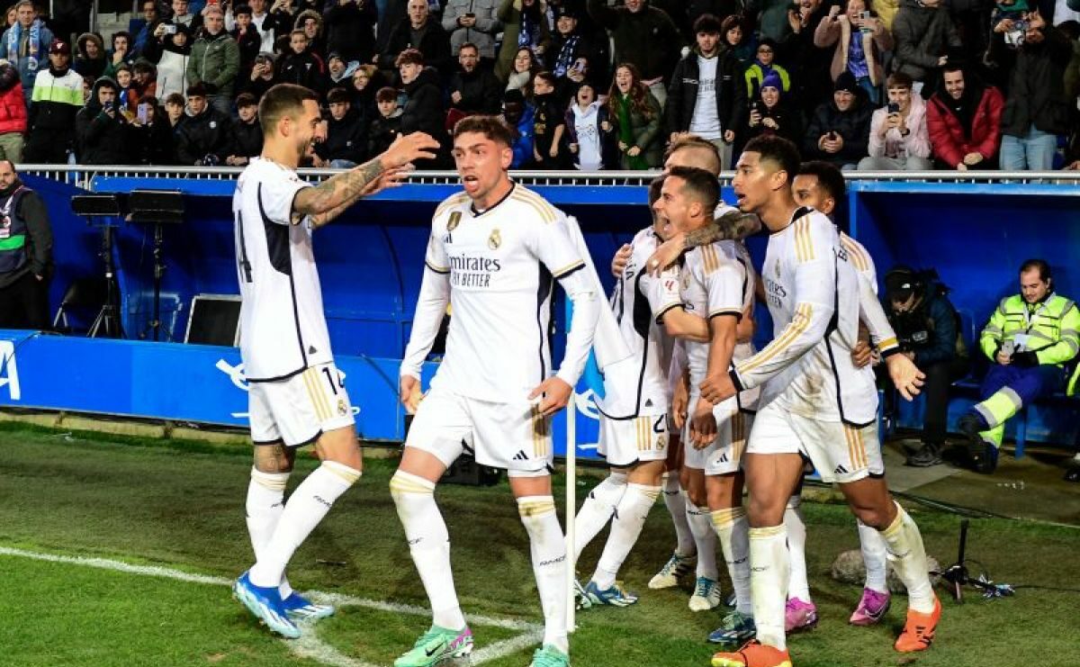 Lucas Vazquez (tengah) Penyerang Real Madrid merayakan gol bersama rekan-rekan setimnya pada pertandingan Liga Spanyol melawan Alaves yang dimainkan di Stadion Mendizorroza, Vitoria, Kamis (21/12/2023). Foto: AFP