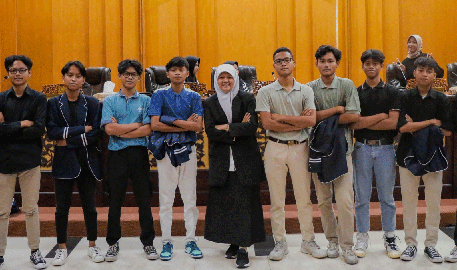 Reni Astuti, pimpinan DPRD dari Fraksi Partai Keadilan Sejahtera (PKS) Kota Surabaya bersama para mahasiswa di Kota Surabaya. Foto: Istimewa