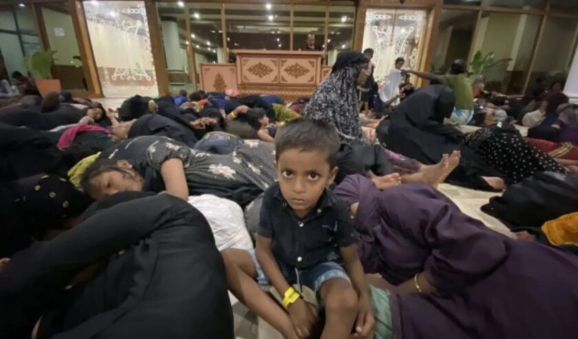 Pengungsi etnis Rohingya saat berada di teras Kantor Gubernur Aceh, Banda Aceh, Minggu (10/12/2023) malam. Foto: Antara