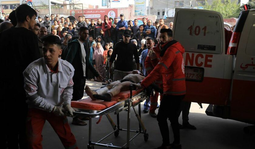 Seorang pria yang terluka dipindahkan ke rumah sakit di kota Khan Younis di Jalur Gaza selatan (8/12/2023). Foto: Xinhua