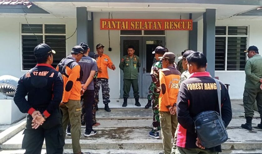 Apel persiapan pencarian mahasiswa Institut Pertanian Bogor (IPB) yang hilang di kawasan Pulau Sempu, Dusun Sendangbiru, Desa Tambakrejo, Kecamatan Sumbermanjing Wetan, Kabupaten Malang, Jawa Timur. Foto: Pantai Selatan Rescue