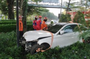 Kecelakaan Mobil Masuk ke Taman di Jalan Ahmad Yani