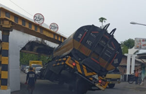 Truk Tangki Tersangkut di Viaduk Gempol Pasuruan