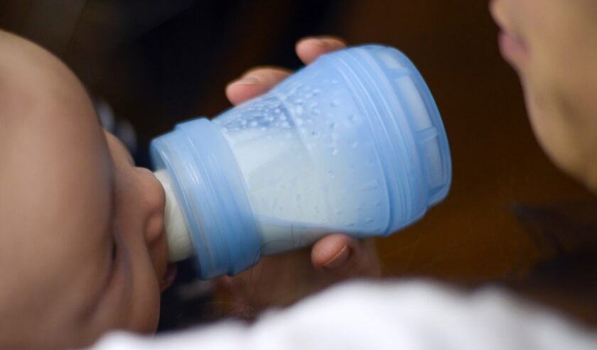 Ilustrasi Anak Minum Susu. Foto: AFP