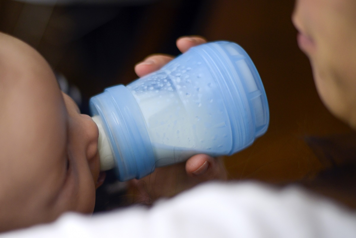 Ilustrasi Anak Minum Susu. Foto: AFP