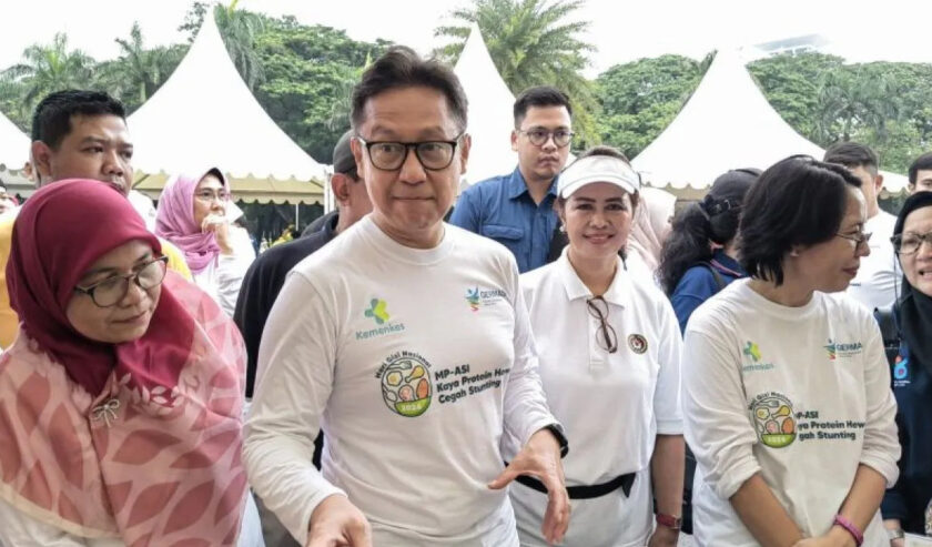 Budi Gunadi Sadikin Menteri Kesehatan saat berdialog dengan petugas kesehatan yang memamerkan menu makanan pendamping ASI dalam acara peringatan Hari Gizi Nasional di Monumen Nasional, Jakarta Pusat, Minggu (28/1/2024). Foto: Antara