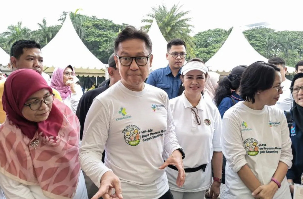 Budi Gunadi Sadikin Menteri Kesehatan saat berdialog dengan petugas kesehatan yang memamerkan menu makanan pendamping ASI dalam acara peringatan Hari Gizi Nasional di Monumen Nasional, Jakarta Pusat, Minggu (28/1/2024). Foto: Antara