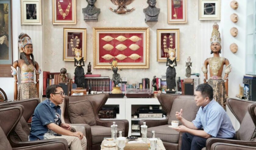 Lu Kang Dubes Tiongkok untuk Indonesia saat berbincang dengan Fadli Zon Ketua BKSAP DPR di Fadli Zon Library, Jakarta, Jumat (26/1/2024). Foto : istimewa