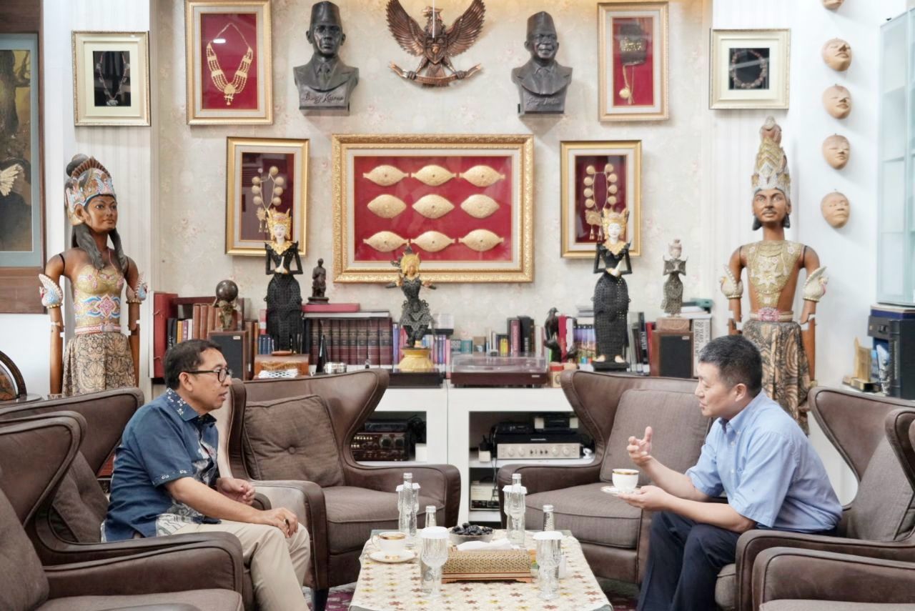 Lu Kang Dubes Tiongkok untuk Indonesia saat berbincang dengan Fadli Zon Ketua BKSAP DPR di Fadli Zon Library, Jakarta, Jumat (26/1/2024). Foto : istimewa