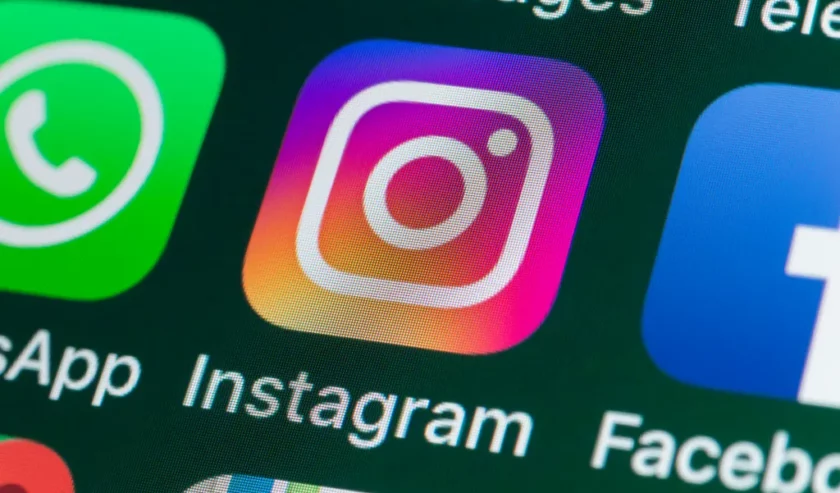 Pembaruan di Instagram dan Facebook memberikan pembatasan yang lebih besar pada siapa yang dapat mengirim pesan kepada remaja. Foto: Getty Images