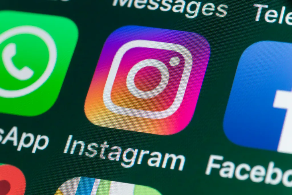 Pembaruan di Instagram dan Facebook memberikan pembatasan yang lebih besar pada siapa yang dapat mengirim pesan kepada remaja. Foto: Getty Images