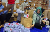 Petugas PPK dan PPS bekerja bersama menyelesaikan pengemasan logistik pemilu di Gudang Logistik KPU Kabupaten Situbondo, Jawa Timur. Selasa (30/1/2024). Foto: Antara