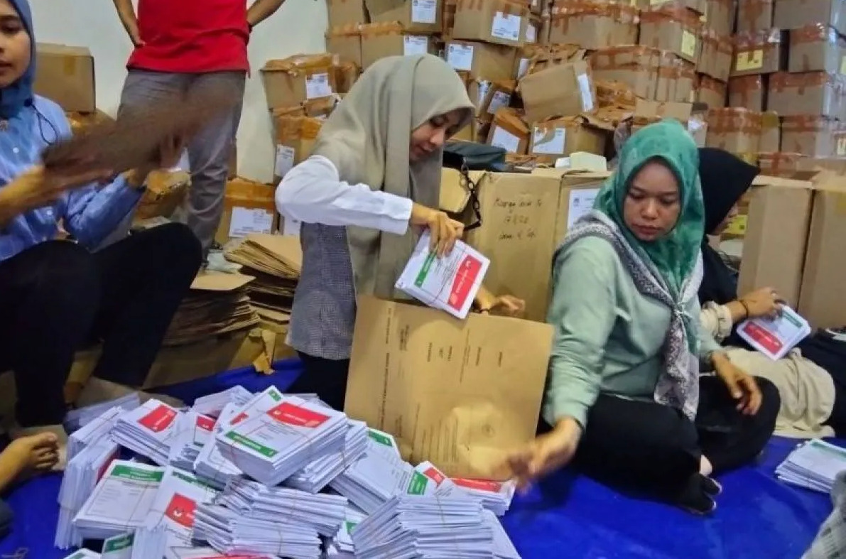 Petugas PPK dan PPS bekerja bersama menyelesaikan pengemasan logistik pemilu di Gudang Logistik KPU Kabupaten Situbondo, Jawa Timur. Selasa (30/1/2024). Foto: Antara