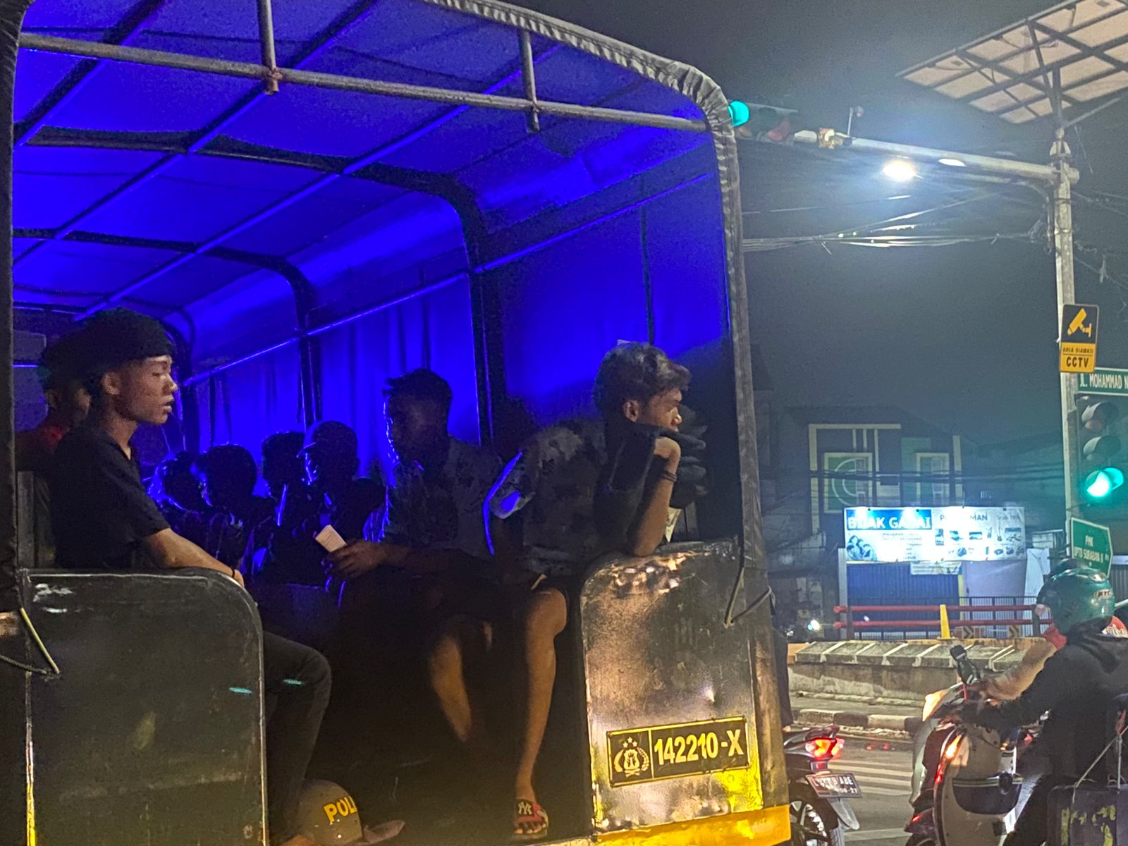 Sebanyak 22 anak di bawah umur diangkut truk kepolisian karena minim alkohol dan berkendara tanpa kelengkapan di Jalan Kenjeran, Senin (1/1/2024). Foto: Wildan suarasurabaya.net