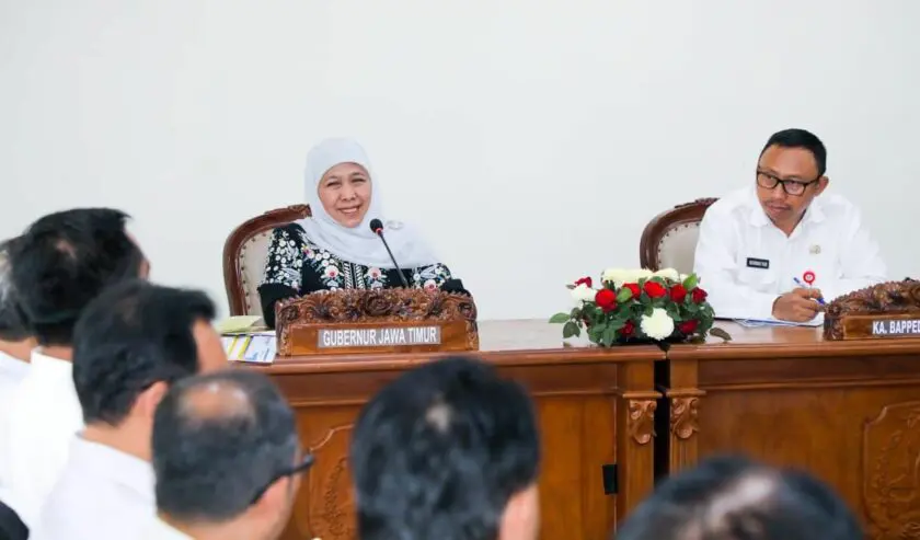 Khofifah Indar Parawansa Gubernur Jatim waktu memimpin rapat bersama jajaran OPD Pemprov Jatim di VIP Room Juanda, Rabu (10/1/2024). Foto: Humas Pemprov Jatim