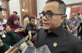 Abdullah Azwar Anas Menteri Pendayagunaan Aparatur Negara dan Reformasi Birokrasi (Menpan RB) saat meladeni pertanyaan wartawan di Gedung Bappenas, Jakarta, Selasa (30/01/2024). Foto: Antara