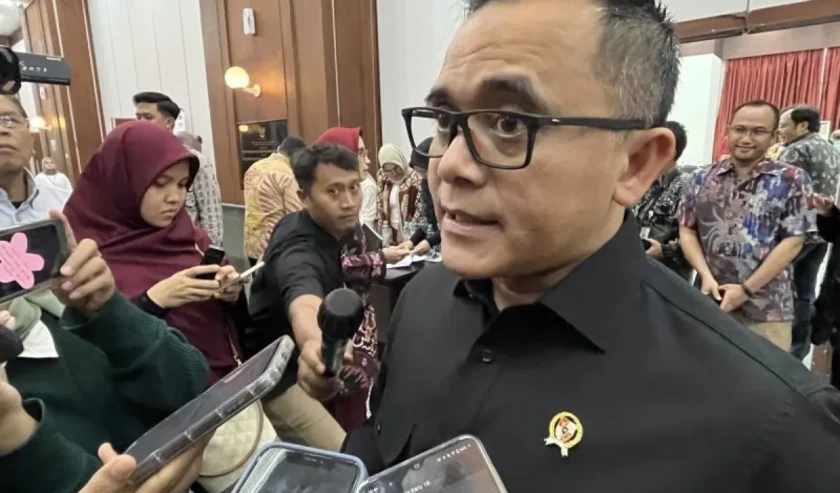 Abdullah Azwar Anas Menteri Pendayagunaan Aparatur Negara dan Reformasi Birokrasi (Menpan RB) saat meladeni pertanyaan wartawan di Gedung Bappenas, Jakarta, Selasa (30/01/2024). Foto: Antara