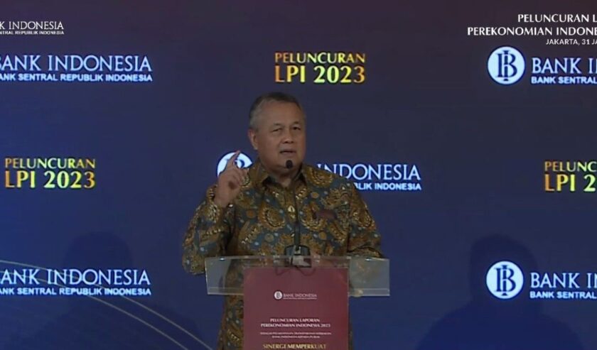 Perry Warjio Gubernur Bank Indonesia (BI) meluncurkan Laporan Perekonomian Indonesia 2023 di Jakarta, Rabu (31/1/2024). Foto: Antara