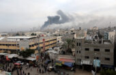 Asap mengepul setelah serangan Israel di Khan Younis di selatan Jalur Gaza pada 10 Desember 2023. Foto: Reuters