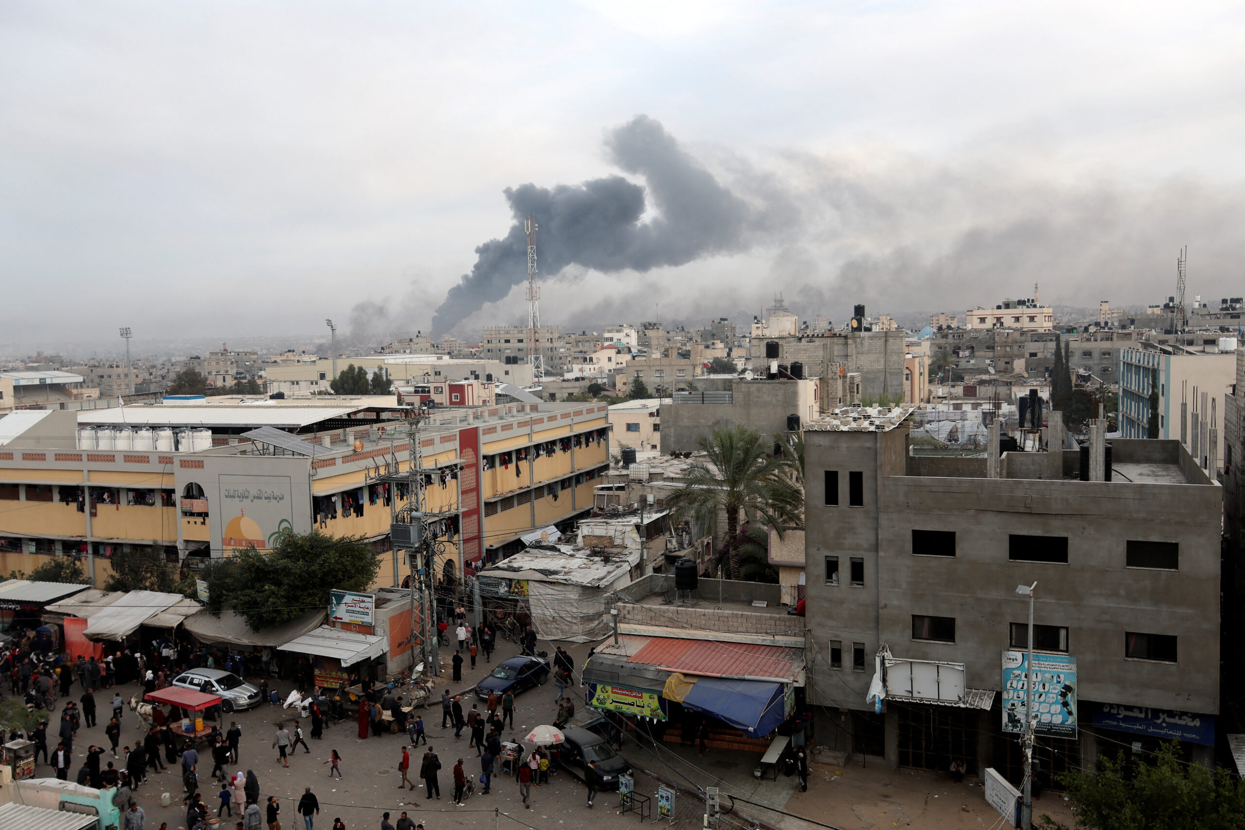 Asap mengepul setelah serangan Israel di Khan Younis di selatan Jalur Gaza pada 10 Desember 2023. Foto: Reuters