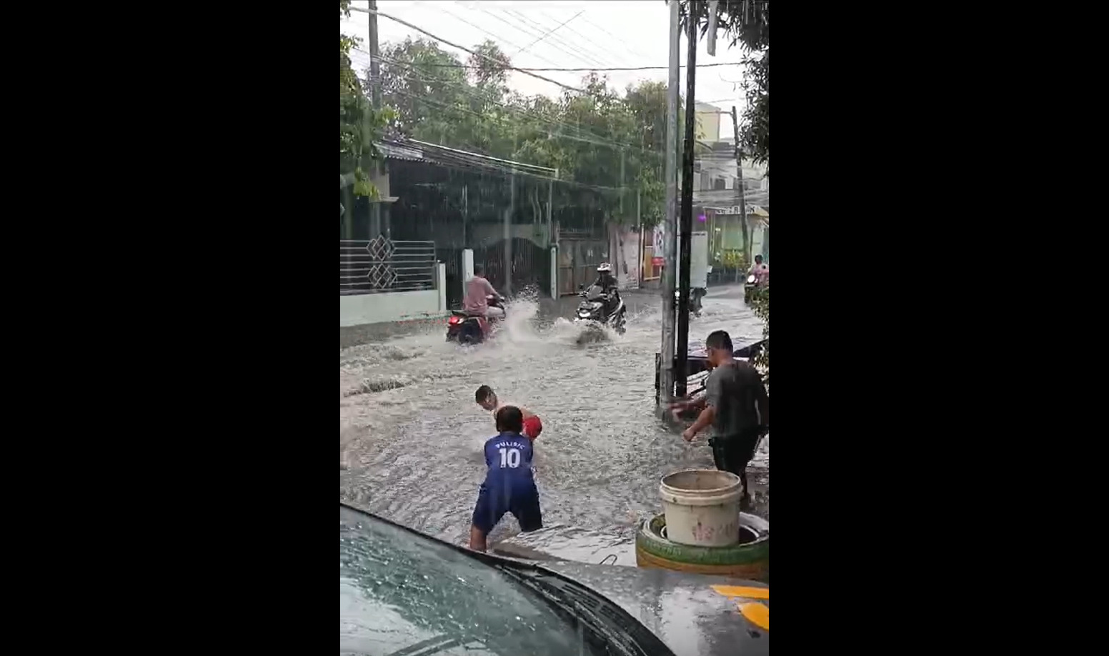 Banjir di Balasklumprik pada Selasa (9/1/2024). Foto: Tangkapan layar video kiriman Kompol Gandi Darma Kapolsek Wiyung