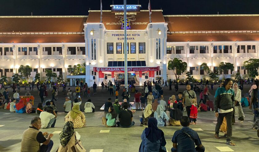 Suasana di Taman Surya dipadati masyarakat jelang akhir tahun 2023, Minggu (31/12/2023). Foto: Wildan suarasurabaya.net
