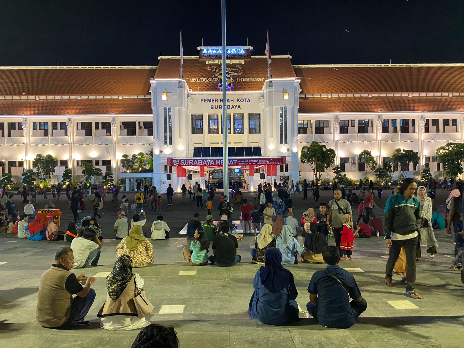 Suasana di Taman Surya dipadati masyarakat jelang akhir tahun 2023, Minggu (31/12/2023). Foto: Wildan suarasurabaya.net