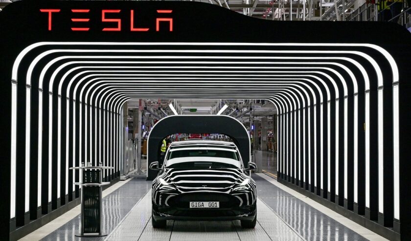 Mobil Model Y digambarkan saat upacara pembukaan Tesla Gigafactory baru di Gruenheide, Jerman pada 22 Maret 2022. Foto: Reuters
