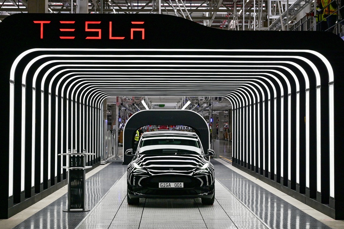 Mobil Model Y digambarkan saat upacara pembukaan Tesla Gigafactory baru di Gruenheide, Jerman pada 22 Maret 2022. Foto: Reuters