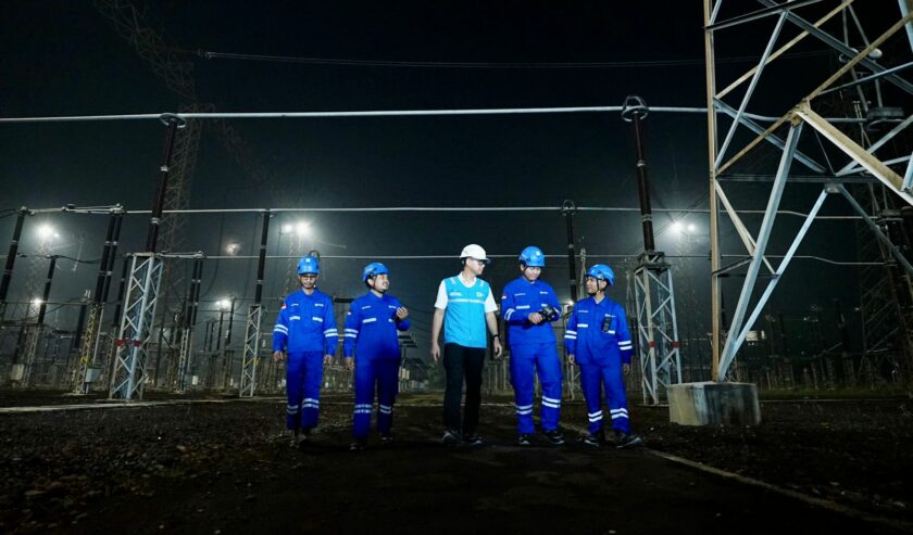 Darmawan Prasodjo (tengah) Direktur Utama PLN meninjau langsung kesiapan infrastruktur kelistrikan di gardu induk tegangan ekstra tinggi Gandul. Foto: PLN
