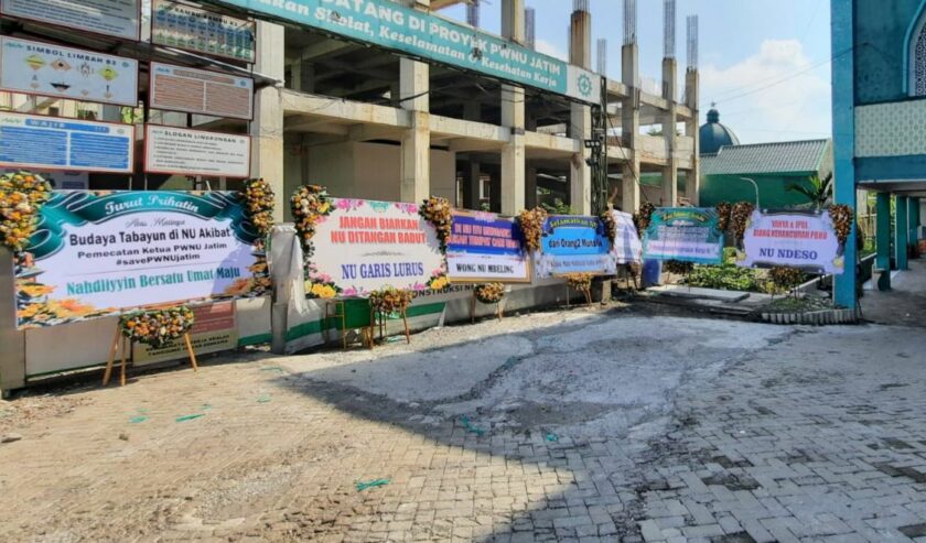 Sejumlah karangan bunga terpajang di halaman Kantor PWNU Jatim berisi protes pencopotan KH Marzuki pada Minggu (31/12/2023). Foto: Istimewa.