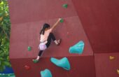 Atlet panjat tebing cilik saat belatih di wall climbing Universitas Muhammadiyah (UM) Surabaya. Foto: UM Surabaya