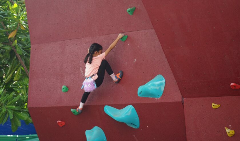 Atlet panjat tebing cilik saat belatih di wall climbing Universitas Muhammadiyah (UM) Surabaya. Foto: UM Surabaya