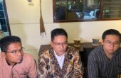 Ibrahim Hamdi, Renald Christoper, dan Bobyanto Gunawan tim kuasa hukum korban waktu ditemui di sebuah cafe kawasan Bratang, Surabaya, Selasa (2/12/2024). Foto: Wildan suarasurabaya.net