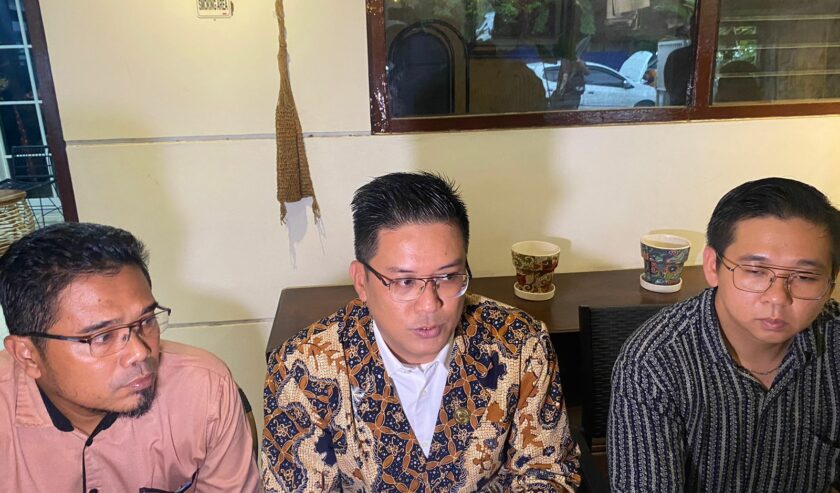 Ibrahim Hamdi, Renald Christoper, dan Bobyanto Gunawan tim kuasa hukum korban waktu ditemui di sebuah cafe kawasan Bratang, Surabaya, Selasa (2/12/2024). Foto: Wildan suarasurabaya.net