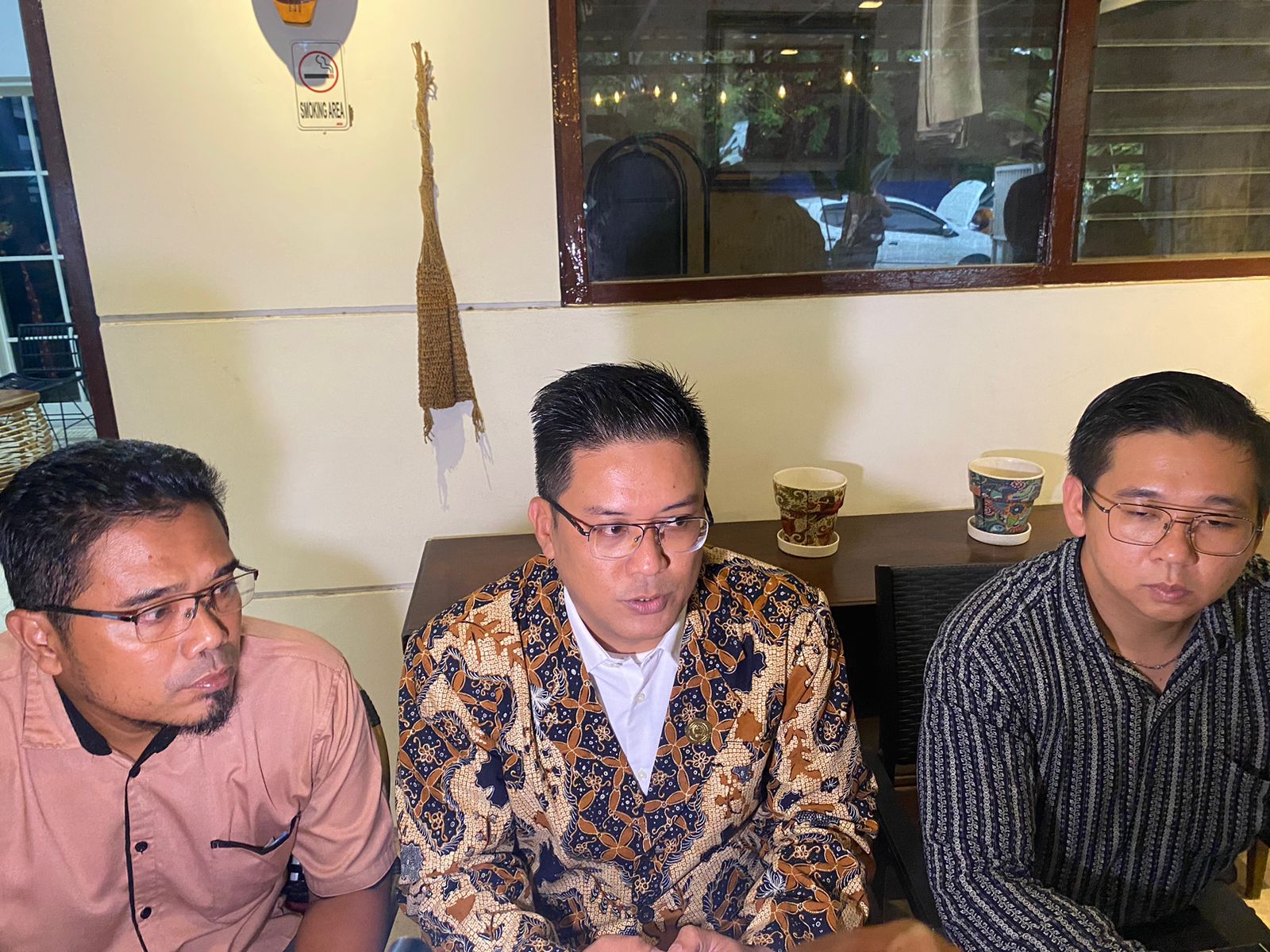 Ibrahim Hamdi, Renald Christoper, dan Bobyanto Gunawan tim kuasa hukum korban waktu ditemui di sebuah cafe kawasan Bratang, Surabaya, Selasa (2/12/2024). Foto: Wildan suarasurabaya.net